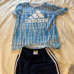 set of 3 shirts and 2 shorts Adidas size 7-8